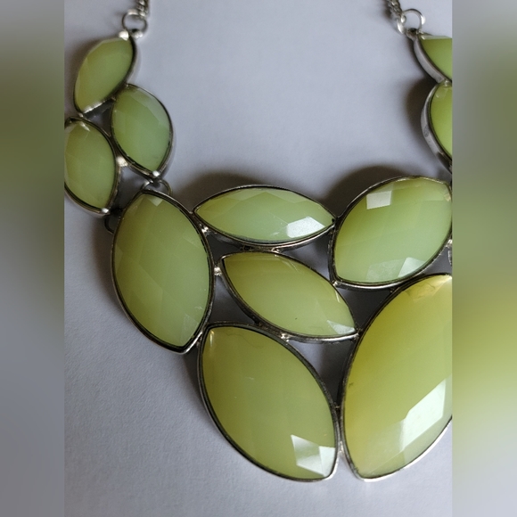Bib necklace, green plum color - Picture 4 of 6